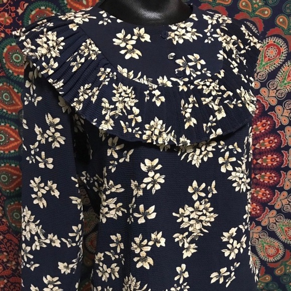3/$12 Beautiful detailed floral blouse - Picture 8 of 8